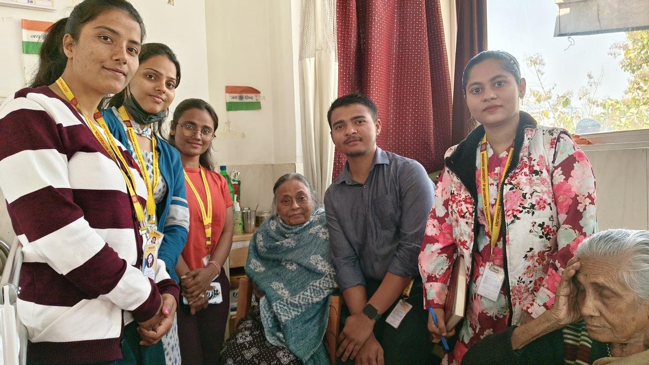 Divyakriti team with the old-age home management
